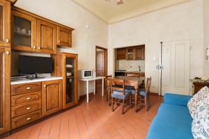 a living room with a bed and a dining room at Inferno Double in Florence