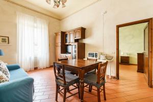 a living room with a table and a blue couch at Inferno Double in Florence