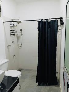 Ένα μπάνιο στο Yala Quest Safaris-Tours-HomeStay +3 φωτογραφίες