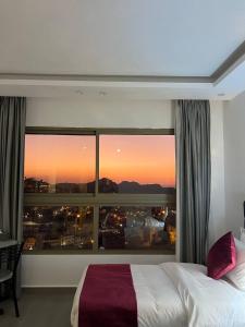 Un dormitorio con una gran ventana con vistas. en The charming view, en Wadi Musa 28 fotos más