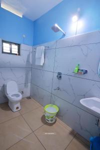 een badkamer met toilet en wastafel bij Jc homestay Kollam in Kollam