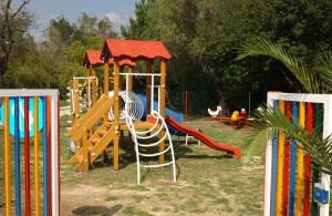 Herní místnost nebo prostor pro děti v ubytování Happy Camp mobile homes in Karda Beach Camping