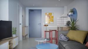 un salon avec un canapé et une table dans l'établissement Coral Star Apartments, à Bahía de Sant Antoni