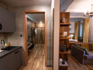 a room with a kitchen and a living room at MARIENSZTAT 8 Aparthotel in Warsaw