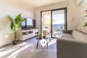 un salon avec une télévision et un canapé dans l'établissement SELECT' - T2 avec vue - Piscine et parking privé - CAPNAT-B08, à Bormes-les-Mimosas
