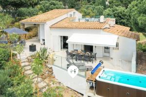 une vue aérienne d'une maison avec piscine dans l'établissement SELECT'soHOME - Villa avec piscine, spa et babyfoot pour 10 personnes à proximité de la plage d'Aiguebelle ! - 5 ETOILES - VILLA MANDARINIERS, au Lavandou