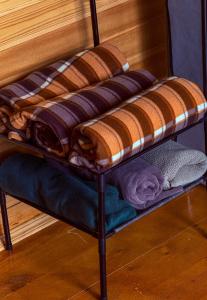 Gorists'ikheKvirike Cottage的放有毯子和毛巾的架子 更多4张照片