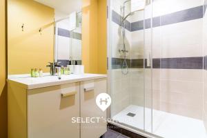 une salle de bain avec douche et lavabo dans l'établissement SELECT'soHOME - Le Lavandou à Vos Pieds - Appartement Rénové en Centre-Ville !- MARINA-5, au Lavandou 7 autres photos