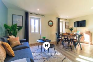 un salon avec un canapé bleu et une table dans l'établissement SELECT'soHOME - Le Lavandou à Vos Pieds - Appartement Rénové en Centre-Ville !- MARINA-5, au Lavandou