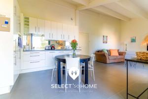 O bucătărie sau chicinetă la SELECT'soHOME - Appartement avec terrasse et vue mer au coeur du Lavandou - Parking privé - APPART MOUN PANTAI
