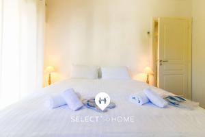 Un pat sau paturi într-o cameră la SELECT'soHOME - Appartement avec terrasse et vue mer au coeur du Lavandou - Parking privé - APPART MOUN PANTAI