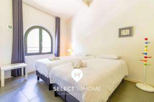 Postel nebo postele na pokoji v ubytování SELECT'soHOME - Appartement avec terrasse et vue mer au coeur du Lavandou - Parking privé - APPART MOUN PANTAI