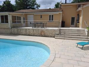 Bazén v ubytování Les Hauts de Belette nebo v jeho okolí