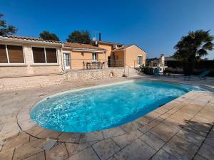 a swimming pool in front of a house at Les Hauts de Belette in Coulounieix-Chamiers