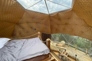 Ένα ή περισσότερα κρεβάτια σε δωμάτιο στο Lake view Dome Sleeps 6 -Hot tub -Fireplace