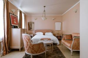 a bedroom with a bed and a couch at Vozdvyzhensky Boutique Hotel in Kyiv +98 photos