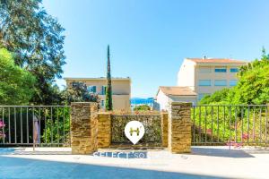 Bazén v ubytování SELECT'soHOME - Villa pour 8 personnes avec jacuzzi, vue mer et parking au coeur du Lavandou ! - VILLA MOUN PANTAI nebo v jeho okolí + 6 fotografií