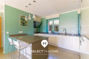 Kuchyň nebo kuchyňský kout v ubytování SELECT'soHOME - Villa pour 8 personnes avec jacuzzi, vue mer et parking au coeur du Lavandou ! - VILLA MOUN PANTAI