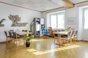 TV a/nebo společenská místnost v ubytování Poschiavo Suisse Hotel