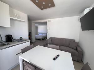 Køkken eller tekøkken på ADAGIO by Verde Blu Vacanze + 27 billeder