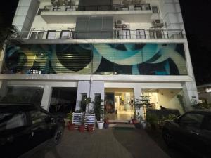 un edificio con un coche aparcado delante en HOTEL O THE 9 CUBE, en Habībganj