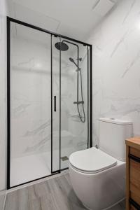 ピントにあるDobo Pinto Castilloのシャワーとトイレ付きのバスルーム