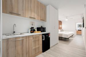 a kitchen with a sink and a microwave in a room at Dobo Pinto Castillo in Pinto
