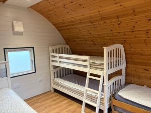 Giường trong phòng chung tại Campsie Glen Holiday Park +63 ảnh