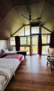 Postel nebo postele na pokoji v ubytování Coorg Heritage Hill View