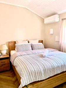 ワイズマンズ・フェリーにあるGlasshouse On The Water PET FRIENDLYのベッドルーム1室(大型ベッド1台、ボトル1本付)