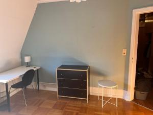 a room with a desk and a dresser and two chairs at private Zimmer im Serviced Apartment - mit wöchentlicher Reinigung in Stuttgart +9 photos