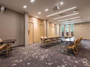 ein Konferenzraum mit Tischen und Stühlen in der Unterkunft ibis Styles Tallinn in Tallinn