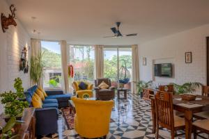 sala de estar con sillas amarillas y sofá azul en Casa Magnolia by Da Alohas, en Nerul