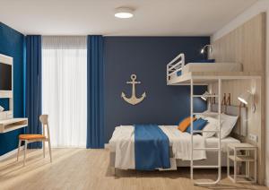 RogeFairschlafen Boutique Hostel Zimmer 0-01的卧室里有一张双层床，墙上挂着一个锚