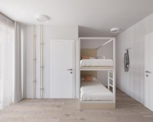 RogeFairschlafen Boutique Hostel Zimmer 0-06的一间白色的房间，有两张双层床和一扇门