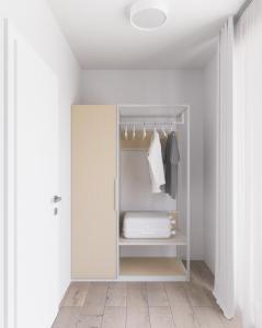 RogeFairschlafen Boutique Hostel Zimmer 0-15 mit Terrasse的一间设有衣柜的房间,里面有一扇门