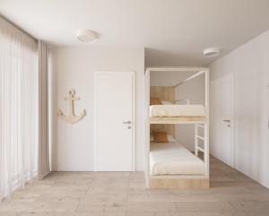 een kamer met een stapelbed en een spiegel bij Fairschlafen Boutique Hostel Zimmer 0-16 mit Terrasse in Neustadt in Holstein