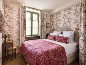 Postel nebo postele na pokoji v ubytování Abbaye Des Vaux De Cernay + 89 fotografií