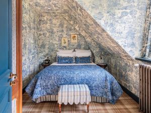 Postel nebo postele na pokoji v ubytování Abbaye Des Vaux De Cernay + 163 fotografií