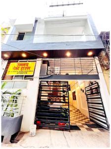 un edificio con una escalera que conduce a una tienda en Hotel Pallav Guest House Near Mahakaleswar Jyotirlinga Temple #Fully Air Conditioning & Spacious Room #Free Wi-fi #Free Parking #Room Service #Best Hotel In Ujjain, en Ujjain