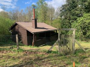 GrebensteinにあるJagdhütteの赤い煙突と柵のある小さな建物