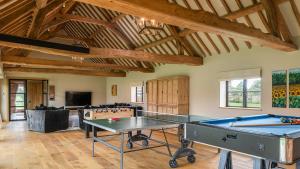 una sala de estar con 2 mesas de ping pong. en The Long Barn, en Oxford