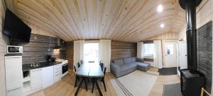 una cocina y sala de estar en una casa pequeña en North Frontier 1-bedroom cabin, en Saariselkä
