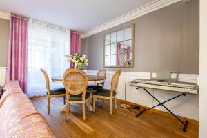 ein Esszimmer mit einem Tisch und einem Klavier in der Unterkunft L'Elbe in Serris + 13 Fotos