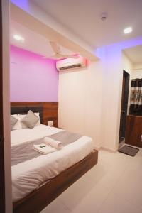 Postel nebo postele na pokoji v ubytování Hotel Sudama Palace, Ahmedabad + 13 fotografií