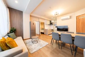 een woonkamer met een tafel en stoelen en een keuken bij Terrace Tokyo Otsuka in Tokyo