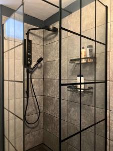 eine Dusche mit Glastür im Badezimmer in der Unterkunft 1 Bed Apartment- Walton on Thames, Surrey in Sunbury