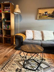 ein Wohnzimmer mit einer Couch und einem Couchtisch in der Unterkunft 1 Bed Apartment- Walton on Thames, Surrey in Sunbury