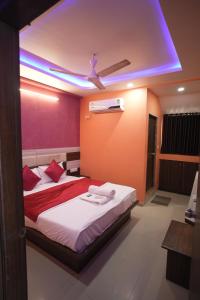 Postel nebo postele na pokoji v ubytování Hotel Sudama Palace, Ahmedabad + 14 fotografií