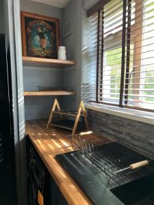 eine Küche mit einer Theke und einem Herd oberen Backofen in der Unterkunft 1 Bed Apartment- Walton on Thames, Surrey in Sunbury + 11 Fotos